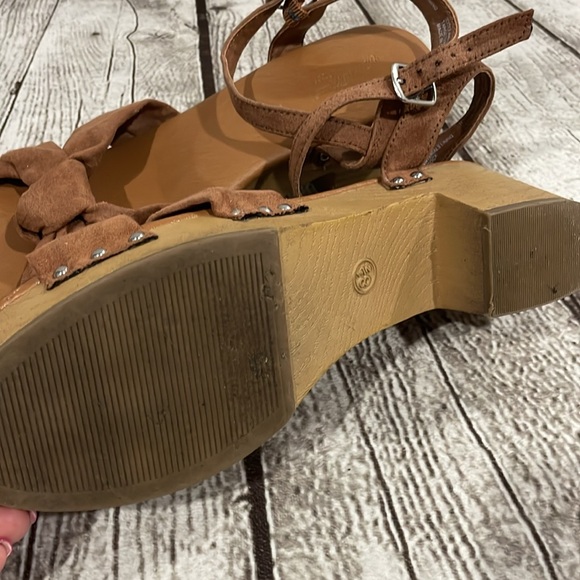 Universal Thread Sandal Size 8.5 - Picture 4 of 7